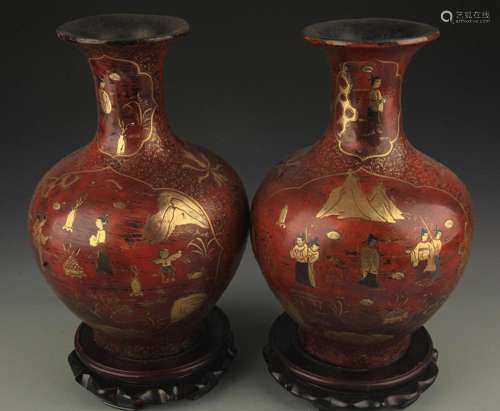 PAIR OF GILT-LACQUERED WOOD CHARACTER PATTERN VASE