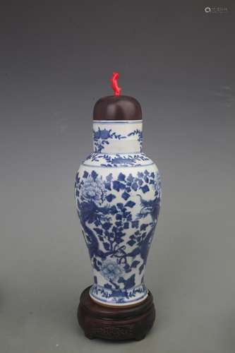 A FINE BLUE AND WHITE DRAGON PATTERN VASE WITH REDWOOD COVER