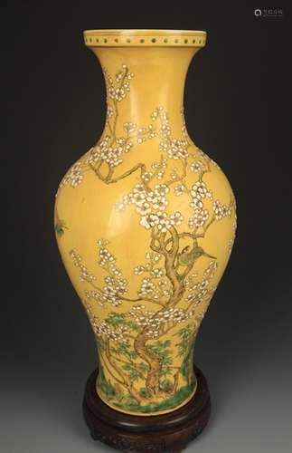 YELLOW GROUND FAMILLE ROSE MAGPIE PATTERN VASE