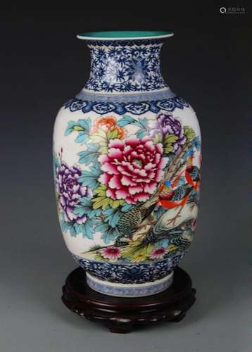 BLUE AND WHITE FAMILLE ROSE FLOWER PATTERN VASE