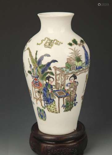 FAMILLE VERTE CHARACTER PATTERN GUAN YIN STYLE VASE