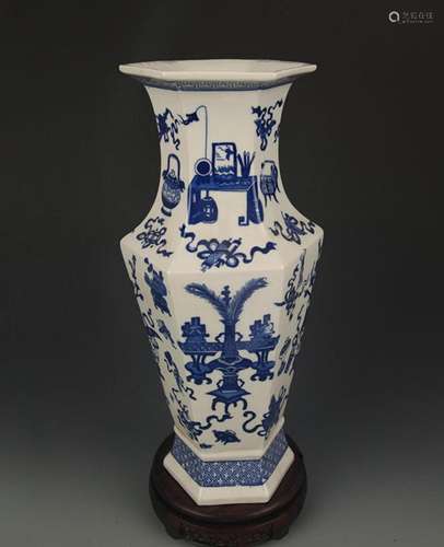 BLUE AND WHITE FLOWER PATTERN SIX SIDED VASE