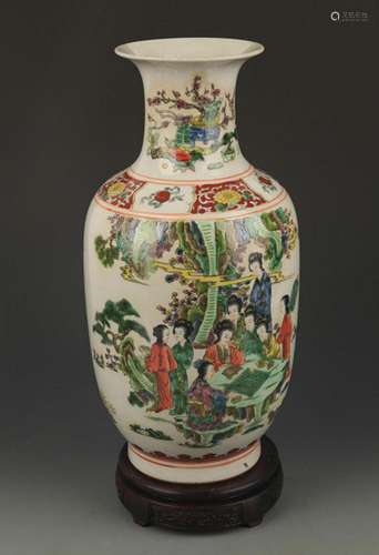 A FAMILLE VERTE CHARACTER PATTERN PORCELAIN VASE