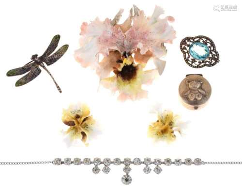 Assorted white metal jewellery to include: