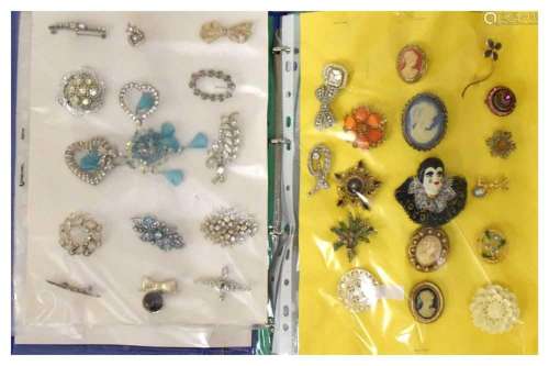 Quantity of costume jewellery brooches
