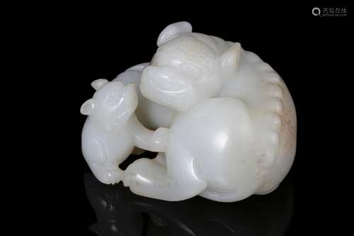 A WHITE JADE ‘BEAST AND CUB’ GROUP China, Modern L: 5,8 cm W...