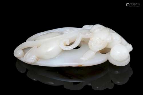 A WHITE JADE MODEL OF A ‘CHI DRAGON’ China, Modern L: 8,8 cm...