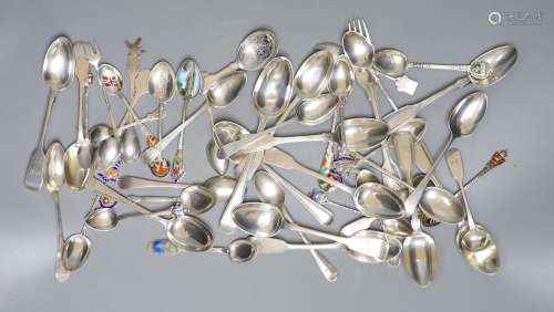 A mixed collection of assorted mainly silver and white metal...