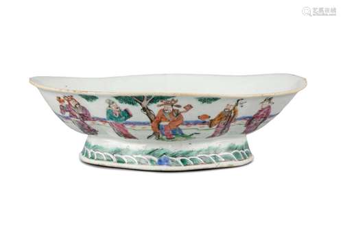 A LARGE FAMILLE ROSE ‘EIGHT IMMORTALS’ PORCELAIN OFFERING BO...