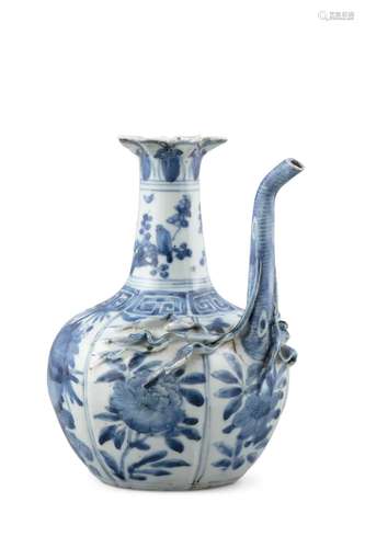 A BLUE AND WHITE PORCELAIN 'POMEGRANATE' EWER, KEN...