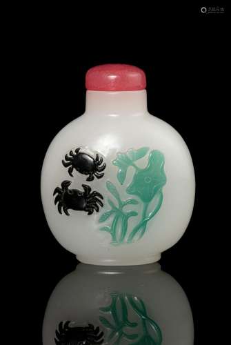 A FOUR COLOUR OVERLAY ‘CRAB AND DOUBLE GOURD’ GLASS SNUFFBOT...