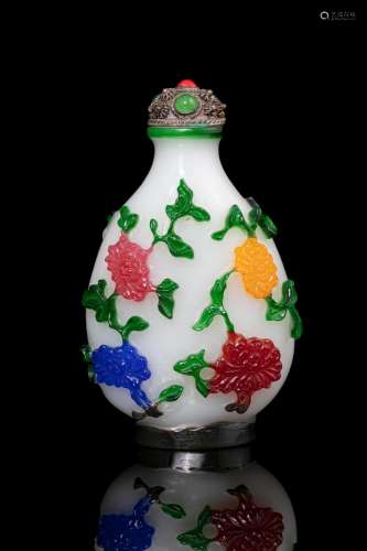 A FIVE COULOR OVERLAY ‘CHRYSANTHEMUM’ GLASS SNUFFBOTTLE Chin...