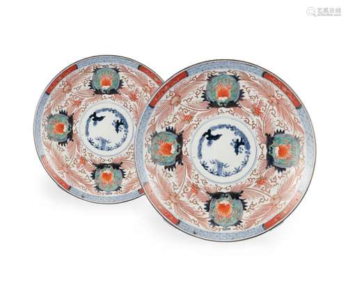 A PAIR OF IMARI ‘THREE FRIENDS OF WINTER’ PORCELAIN DISHES J...