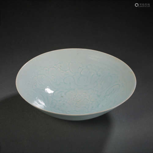 HUTIAN WARE GREEN GLAZE CARVED FLOWER PATTERN PLATE, SOUTHER...