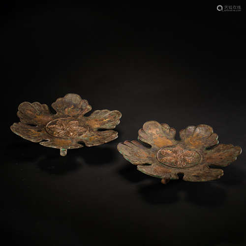 A PAIR OF GILT SILVER FLOWER PLATES FROM THE TANG DYNASTY