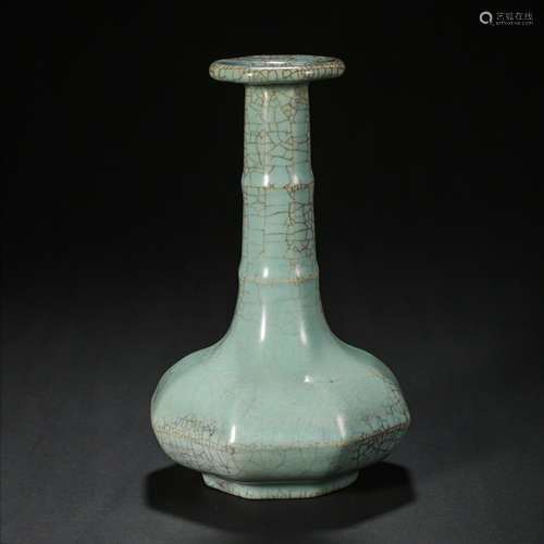 IMPERIAL WARE GREEN GLAZE LONG NECK VASE, SONG DYNASTY, CHIN...