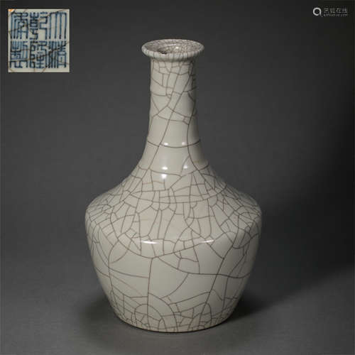 IMPERIAL WARE LONG NECK VASE, QIANLONG PERIOD, QING DYNASTY,...