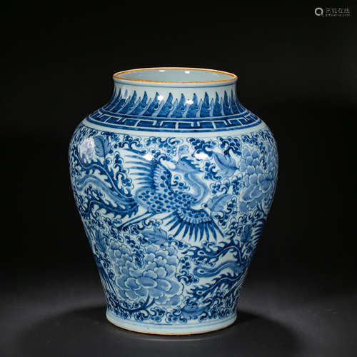 CHINESE MING DYNASTY BLUE AND WHITE POT