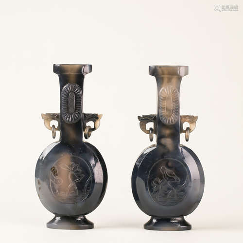 A PAIR OF CHINESE AGATE BOTTLES FROM THE QING DYNASTY