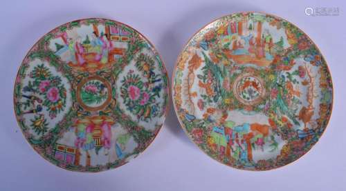 A PAIR OF 19TH CENTURY CHINESE CANTON FAMILLE ROSE PLATES Qi...