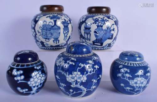 A PAIR OF 19TH CENTURY CHINESE BLUE AND WHITE GINGER JARS AN...