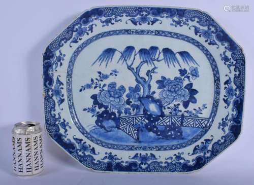 A LARGE 18TH CENTURY CHINESE BLUE AND WHITE RECTANGULAR SERV...