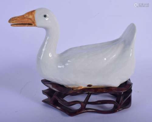 AN EARLY 20TH CENTURY CHINESE PORCELAIN FIGURE OF A DUCK Lat...