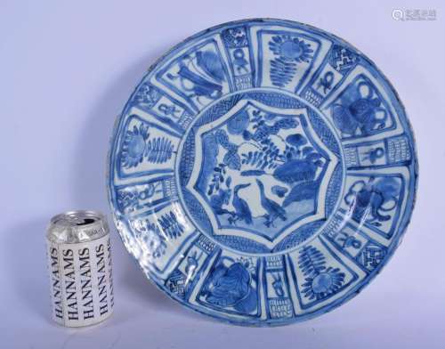 A LARGE 17TH CENTURY CHINESE BLUE AND WHITE KRAAK PORCELAIN ...