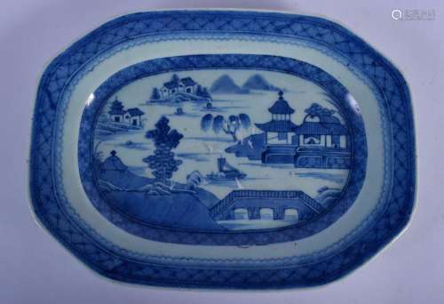 AN 18TH CENTURY CHINESE BLUE AND WHITE PORCELAIN DISH Qianlo...