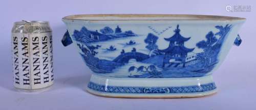 A LARGE 18TH CENTURY CHINESE BLUE AND WHITE TUREEN Qianlong,...