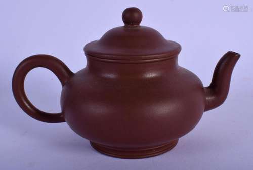 AN EARLY 20TH CENTURY CHINESE YIXING POTTERY TEAPOT AND COVE...