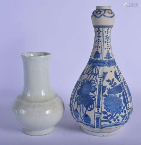 A CHINESE BLUE AND WHITE SHIPWRECK STYLE KRAAK TYPE VASE 20t...