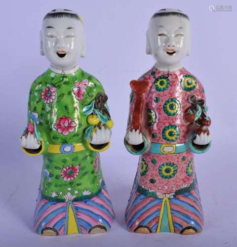 A PAIR OF 19TH CENTURY CHINESE FAMILLE ROSE PORCELAIN FIGURE...