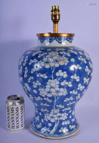 A 17TH/18TH CENTURY CHINESE BLUE AND WHITE PORCELAIN VASE Ka...