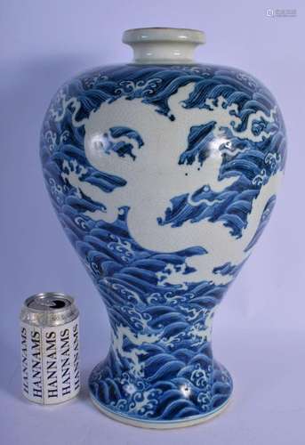 A LARGE CHINESE BLUE AND WHITE PORCELAIN VASE 20th Century, ...