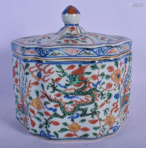 A CHINESE PORCELAIN WUCAI BOX AND COVER 20th Century, bearin...