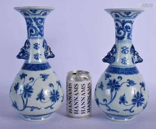 A PAIR OF CHINESE TWIN HANDLED PORCELAIN VASE 20th Century, ...