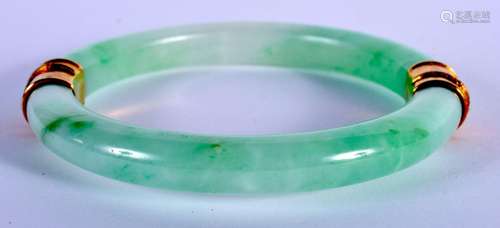 A FINE EARLY 20TH CENTURY CHINESE 18CT GOLD MOUNTED JADEITE ...