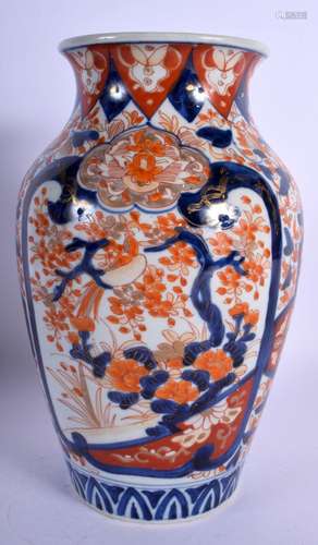 A 19TH CENTURY JAPANESE MEIJI PERIOD IMARI VASE painted with...