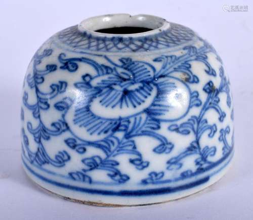 A MID 19TH CENTURY CHINESE BLUE AND WHITE PORCELAIN BRUSH WA...