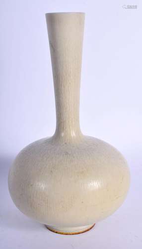 A CHINESE WHITE GLAZED PORCELAIN VASE 20th Century. 16 cm hi...