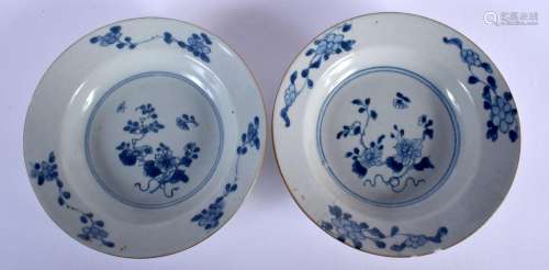 A PAIR OF EARLY 18TH CENTURY CHINESE EXPORT BLUE AND WHITE D...