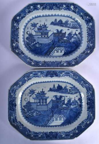 A PAIR OF 18TH CENTURY CHINESE BLUE AND WHITE EXPORT DISHES ...