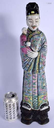 A LARGE EARLY 20TH CENTURY CHINESE FAMILLE ROSE PORCELAIN FI...