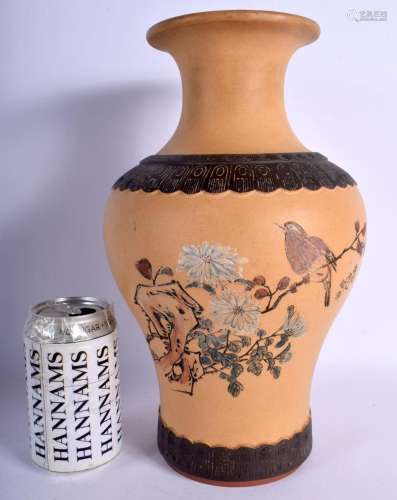 AN EARLY 20TH CENTURY CHINESE YIXING POTTERY VASE Late Qing/...