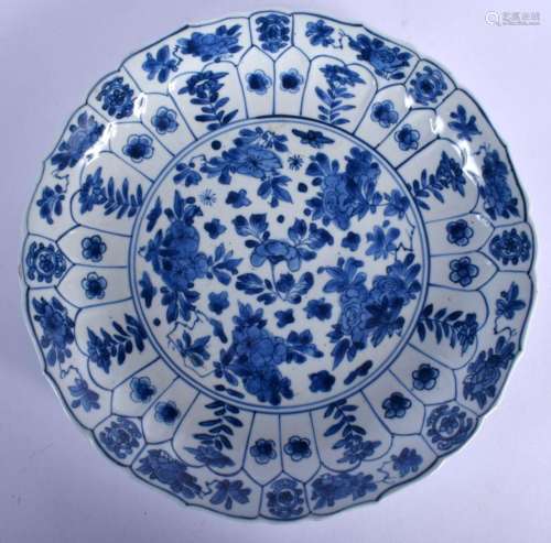 A 17TH/18TH CENTURY CHINESE BLUE AND WHITE SCALLOPED PLATE K...
