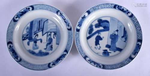 A PAIR OF 17TH/18TH CENTURY CHINESE BLUE AND WHITE PORCELAIN...