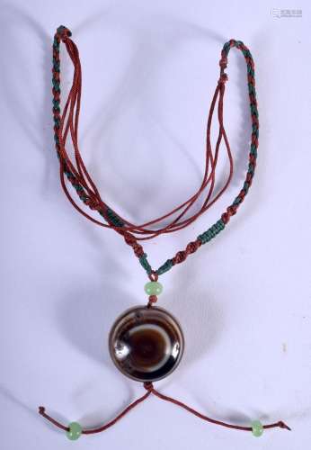 A CHINESE CARVED AGATE NECKLACE 20th Century. Pendant 2.5 cm...