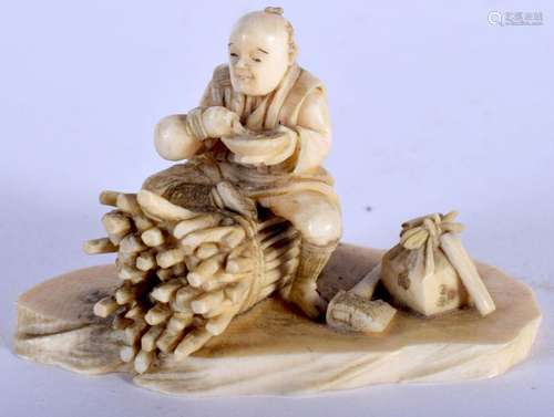 A SMALL 19TH CENTURY JAPANESE MEIJI PERIOD CARVED IVORY OKIM...