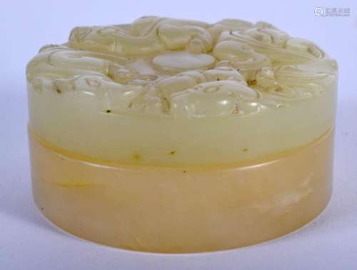 A CHINESE JADE BOX AND COVER 20th Century. 5.5 cm diameter.